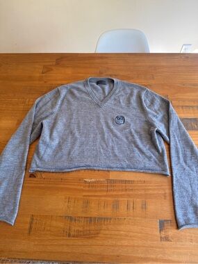 G/FORE Women’s Gray V-Neck Cropped Sweater with Chest Patch